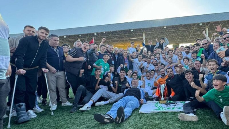Bursalı Milli futbolcu İznik’te koltuk değnekleriyle maç izledi Fenerbahçe ve Milli Takımın başarılı futbolcusu İsmail Yüksek, memleketi Bursa’nın