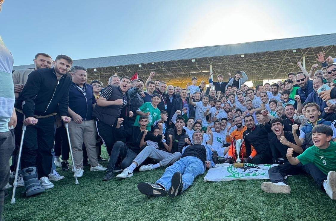 Bursalı Milli futbolcu İznik’te koltuk değnekleriyle maç izledi