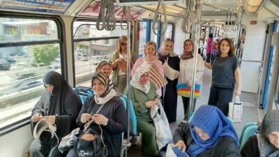 Bursa’da metroda Gazze için örgü örerek yolculuk yaptılar