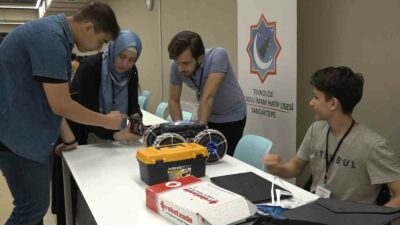 Bursa’da gençler, bayramlarını robotlarını yarıştırarak kutladı