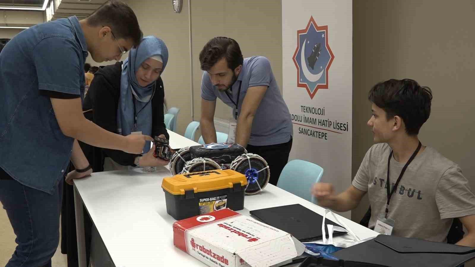 Bursa’da gençler, bayramlarını robotlarını yarıştırarak kutladı