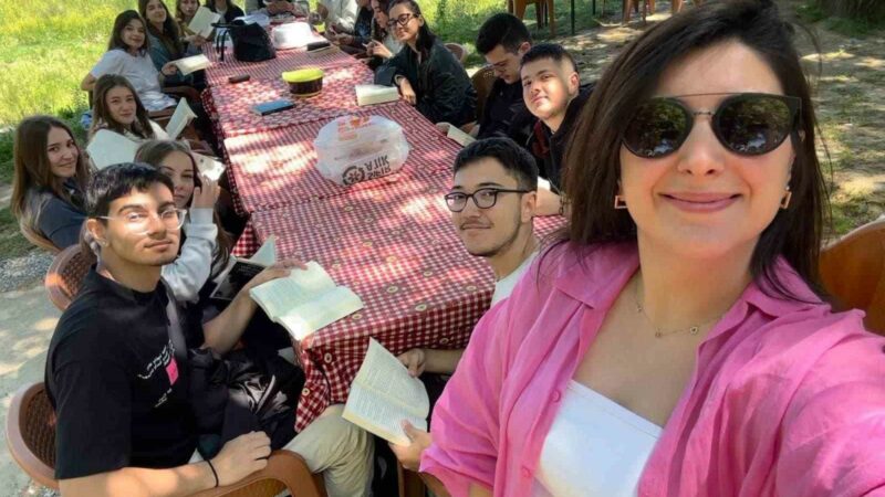 Bursa’da göl kenarında kitap okudular