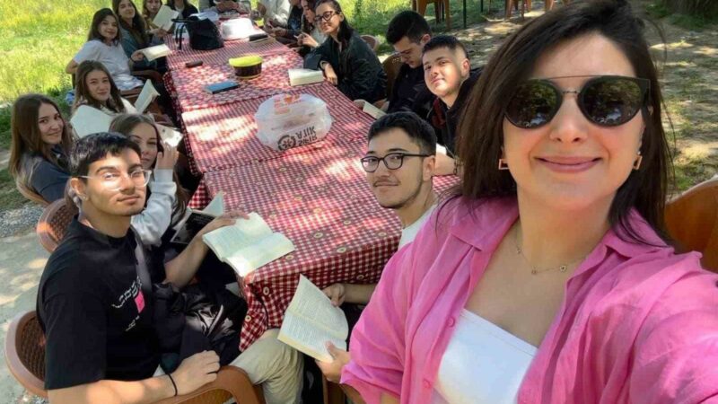 Bursa’da göl kenarında kitap okudular Bursa’da lise öğrencileri "Kitap benim-dışarıda okuma saati" ile İznik Gölü