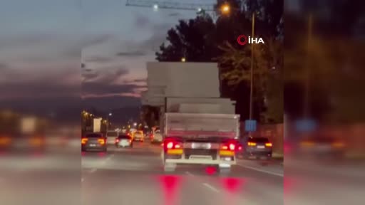 Bursa’da tehlikeli taşımacılık! O anlar kamerada Bursa’da tehlikeli taşımacılık! O anlar kamerada