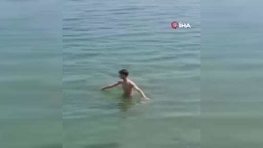 Bursa’da çocuklar denizde buldu! Hemen sahile taşıdılar