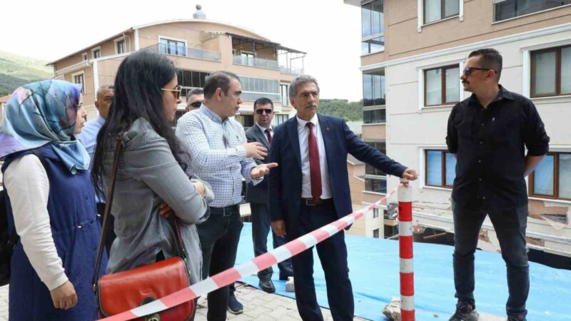 Bursa’da istinat duvarı güvenliğinde belediye, üniversite ve BURKENT işbirliği Bursa’nın Gemlik ilçesinde istinat duvarının çöktüğü Yenimahalle İsmet Armağan Sokak’ta