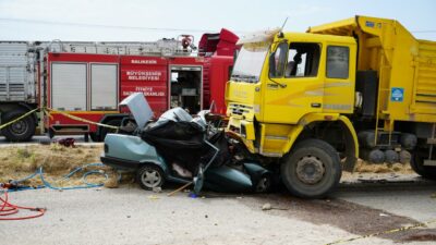 Otomobil kamyonun altında ezildi: 3 ölü, 1 yaralı