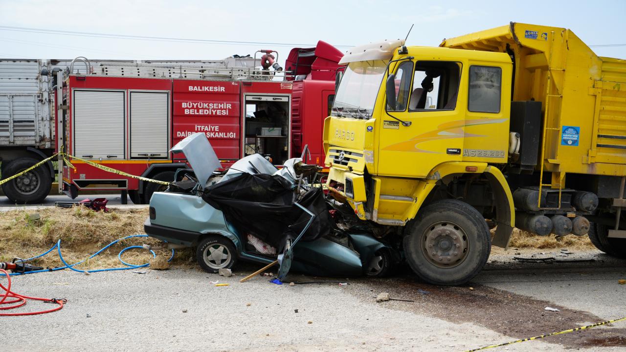 Otomobil kamyonun altında ezildi: 3 ölü, 1 yaralı