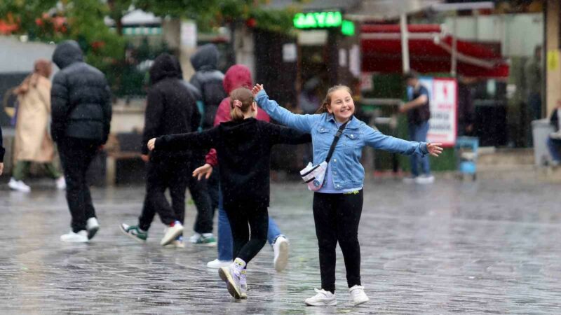 Bursa’da kimisi yağmurdan kaçtı, kimisi de tadını çıkardı