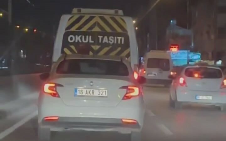 Bursa’da makas atarak trafiği tehlikeye soktu, o anlar kamerada