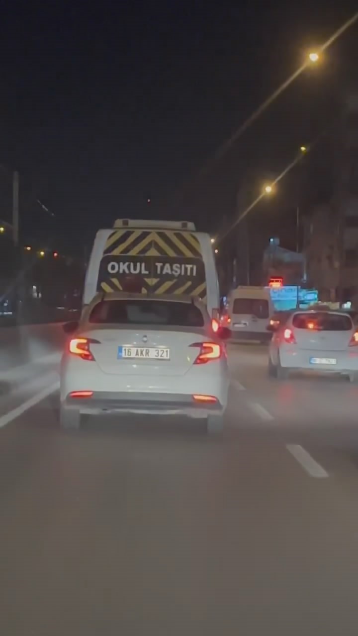 Bursa’da makas atarak trafiği tehlikeye soktu, o anlar kamerada