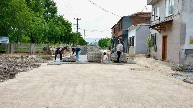 Mustafakemalpaşa’da hayat konforunu bozan yollar tamamlanıyor Bursa’nın Mustafakemalpaşa ilçesinde bozuk yollar tamir ediliyor