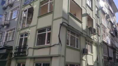 4 katlı binada doğalgaz patlaması