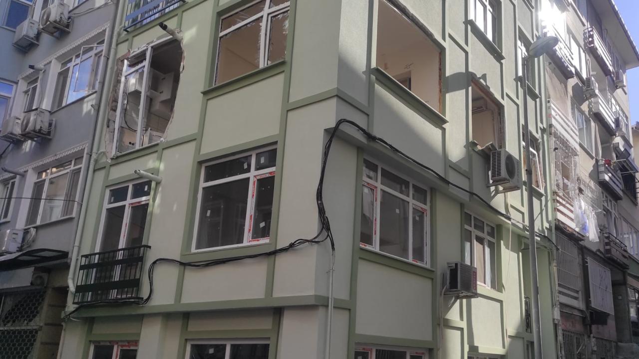 4 katlı binada doğalgaz patlaması