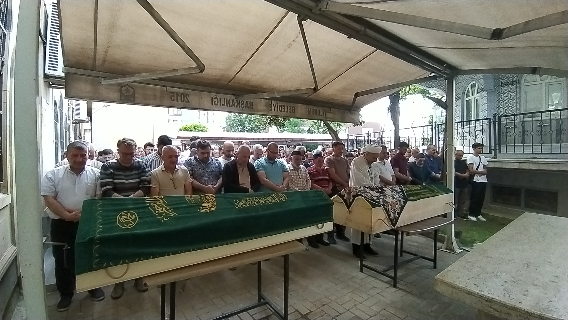 Bursa’da önce engelli oğlunun, sonra da kendi boğazını jiletle kesmişti; anne- oğul toprağa verildi