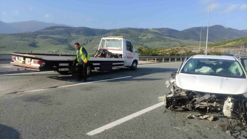 Bursa’da feci kaza: Otomobilin motoru çıktı Bursa’nın Gemlik ilçesi yakınlarında İstanbul İzmir otobanında kontrolden çıkan bir