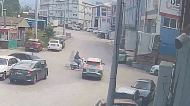 Bursa’da otomobil ile motosikletin çarpıştığı kaza kamerada