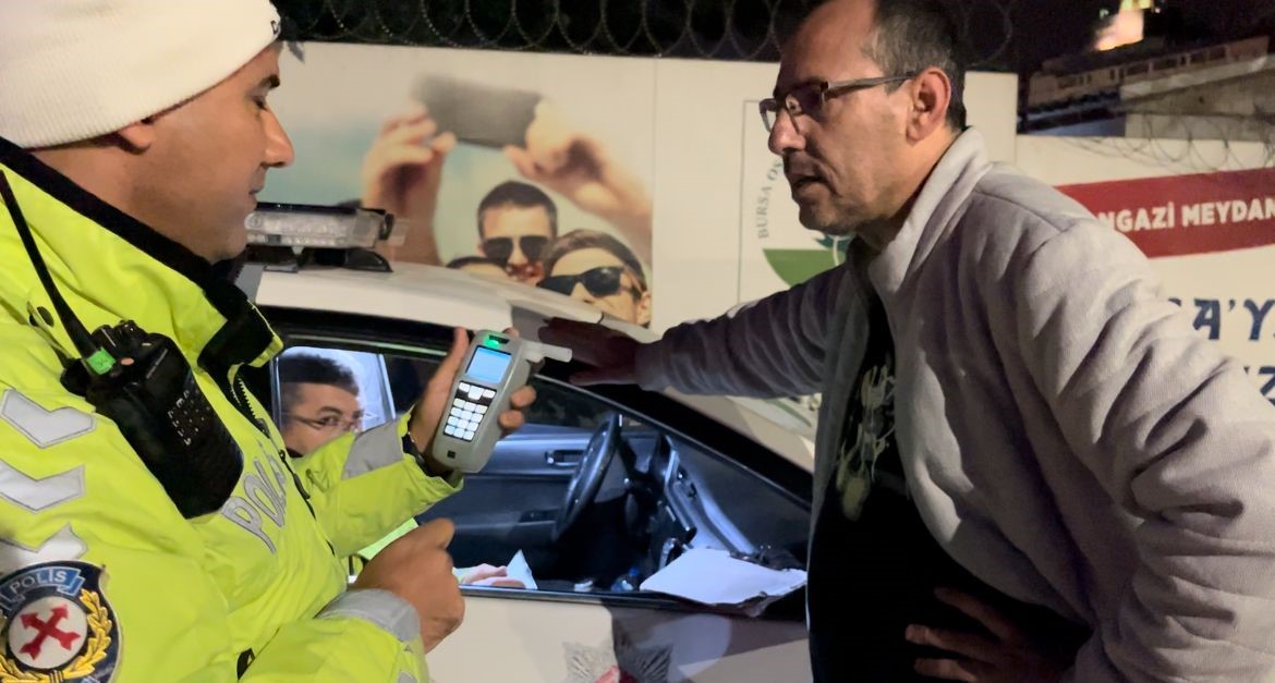 Bursa’da alkollü yakalandı, polisle pazarlık yapmaya çalıştı; “Yakmayın beni”