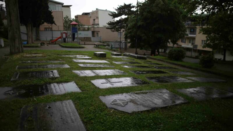 Bursa’da çocuk parkında Fransız mezarlığı