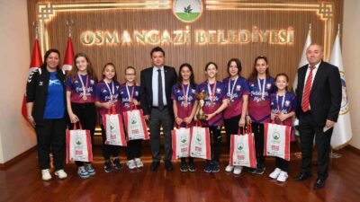 Bursa’da şampiyon öğrencilerden Başkan Aydın’a ziyaret