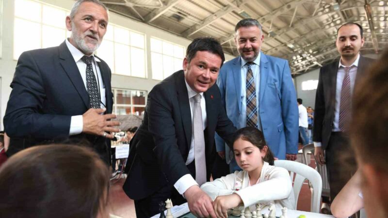 Satranç turnuvasında ilk hamle Başkan Aydın’dan Osmangazi Belediyesi’nin Gençlik ve Spor İl Müdürlüğü ve Türkiye Satranç