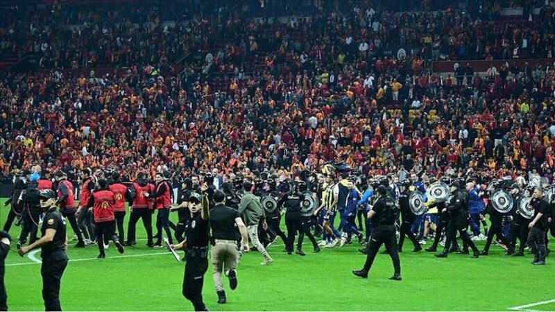 Trendyol Süper Lig'in 37. haftasındaki Galatasaray-Fenerbahçe derbisinin ardından yaşanan olaylara