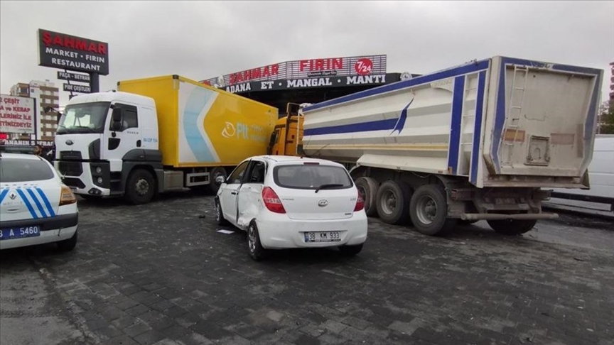 Zincirleme kaza: 6 araç birbirine girdi