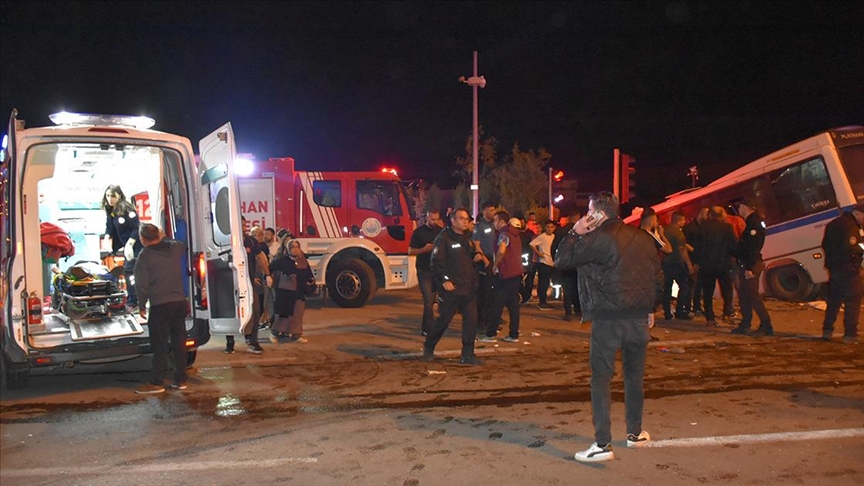 Minibüs ile otomobil çarpıştı: 22 yaralı