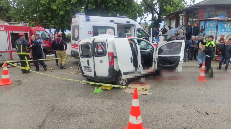 Bursa’da feci kaza! Ölü ve yaralılar var Bursa'nın İznik ilçesinde yağış nedeniyle kayganlaşan yolda, sürücüsünün kontrolünden çıkan