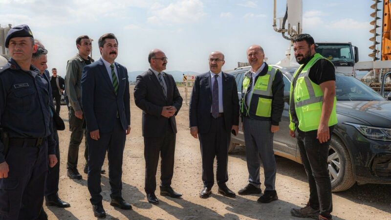 Bursa’nın hızlı tren inşaatına Vali Demirtaş’tan yakın takip Bursa Valisi Mahmut Demirtaş, Yüksek Hızlı Tren Projesi’nin Yenişehir etabını
