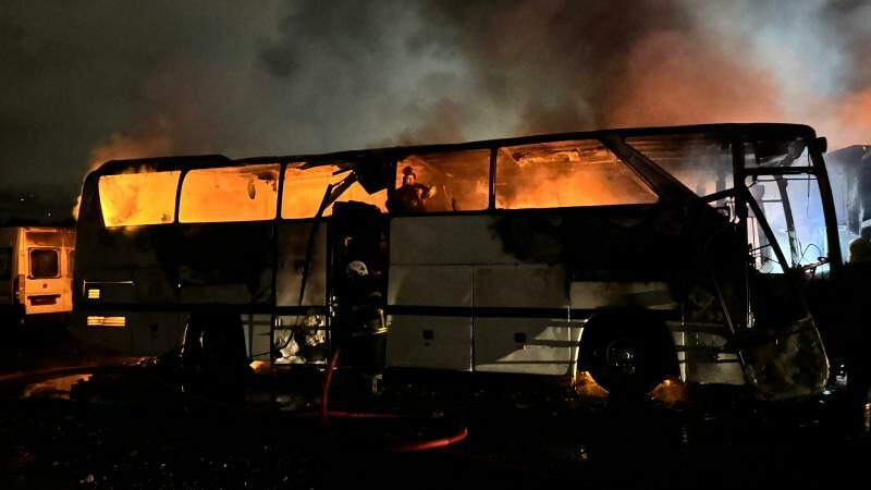 Açık otoparkta yangın çıktı: 14 toplu taşıma aracı yandı