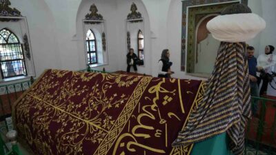 Yıldırım Bayezid Türbesi’nin yenilenen puşide örtüsü yerine serildi