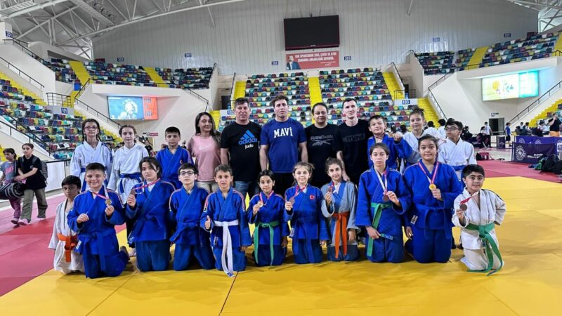 Osmangazi Belediyespor’un genç ve minik judocuları, Balıkesir’de düzenlenen Judo Kuvayi