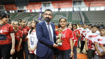 İnegöl’de spor festivalinde kupalar sahiplerini buldu