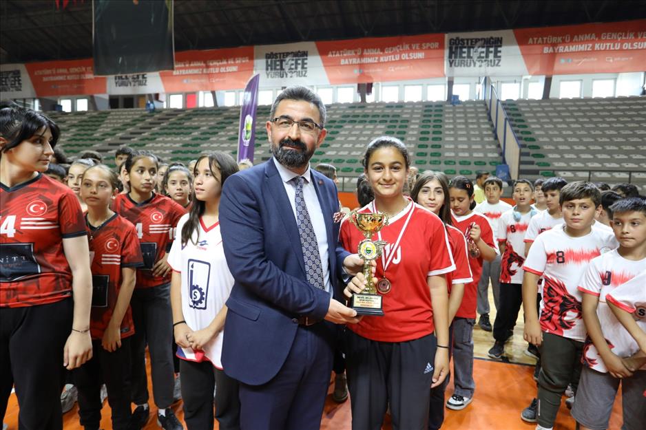 İnegöl’de spor festivalinde kupalar sahiplerini buldu İnegöl’de spor festivalinde kupalar sahiplerini buldu