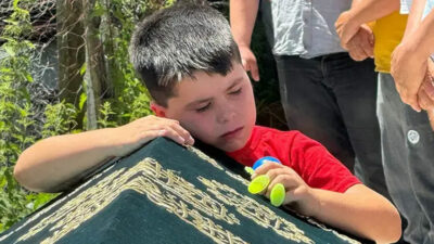 Elinde oyuncağıyla ağabeyinin tabutunun başında gözyaşı döktü