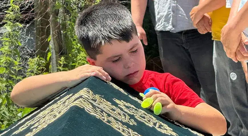 Elinde oyuncağıyla ağabeyinin tabutunun başında gözyaşı döktü Elinde oyuncağıyla ağabeyinin tabutunun başında gözyaşı döktü