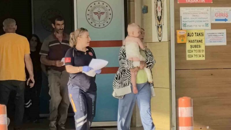 Bursa’da korkunç olay! 1,5 yaşındaki bebeğin üzerine… Bursa’nın Kestel ilçesinde meydana gelen olayda üzerine çaydanlıktaki kaynar su