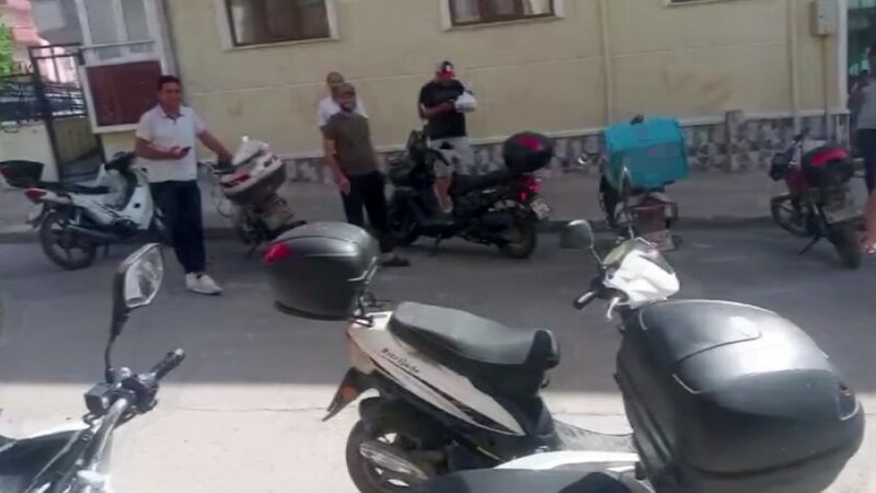 Bursa’da ilginç olay! Evin önünde kuryeler toplandı Bursa’nın Karacabey ilçesinde sanal oyunda iletişim bilgileri ele geçirilen gencin