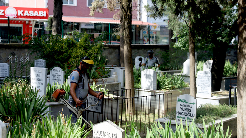 Bursa’da mezarlıklar bayrama hazır