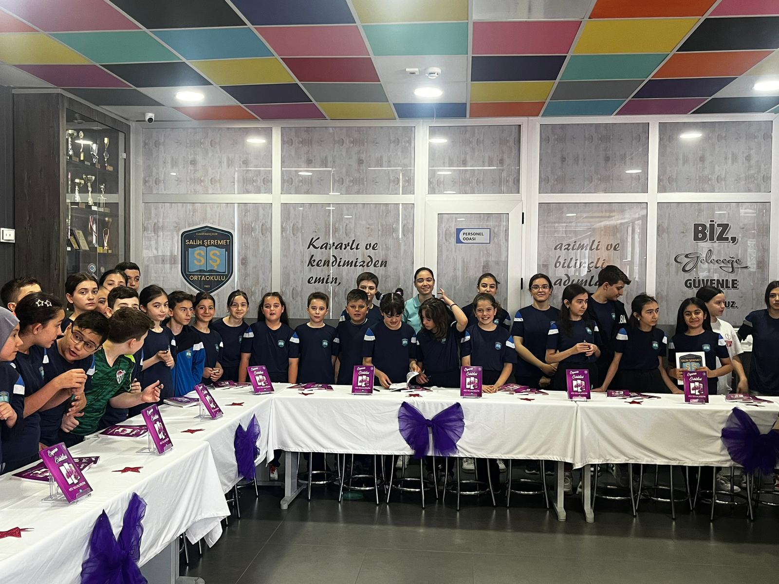 Bursa Salih Şeremet Ortaokulu öğrencilerinden 100. yıla özel kitap Bursa Salih Şeremet Ortaokulu öğrencilerinden 100. yıla özel kitap