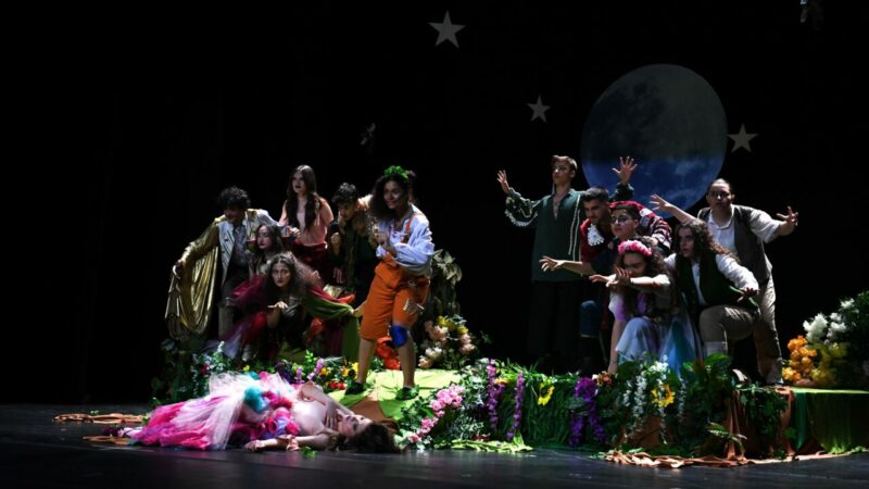 Osmangazi Belediyesi Tiyatro Okulu 2023-2024 dönemi öğrencileri, William Shakespeare’in aşk