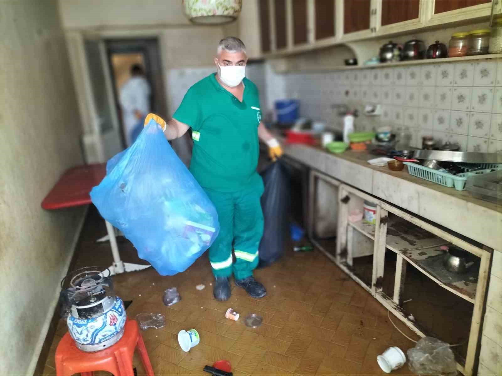 Bursa’da bir evden 3 kamyon çöp çıktı