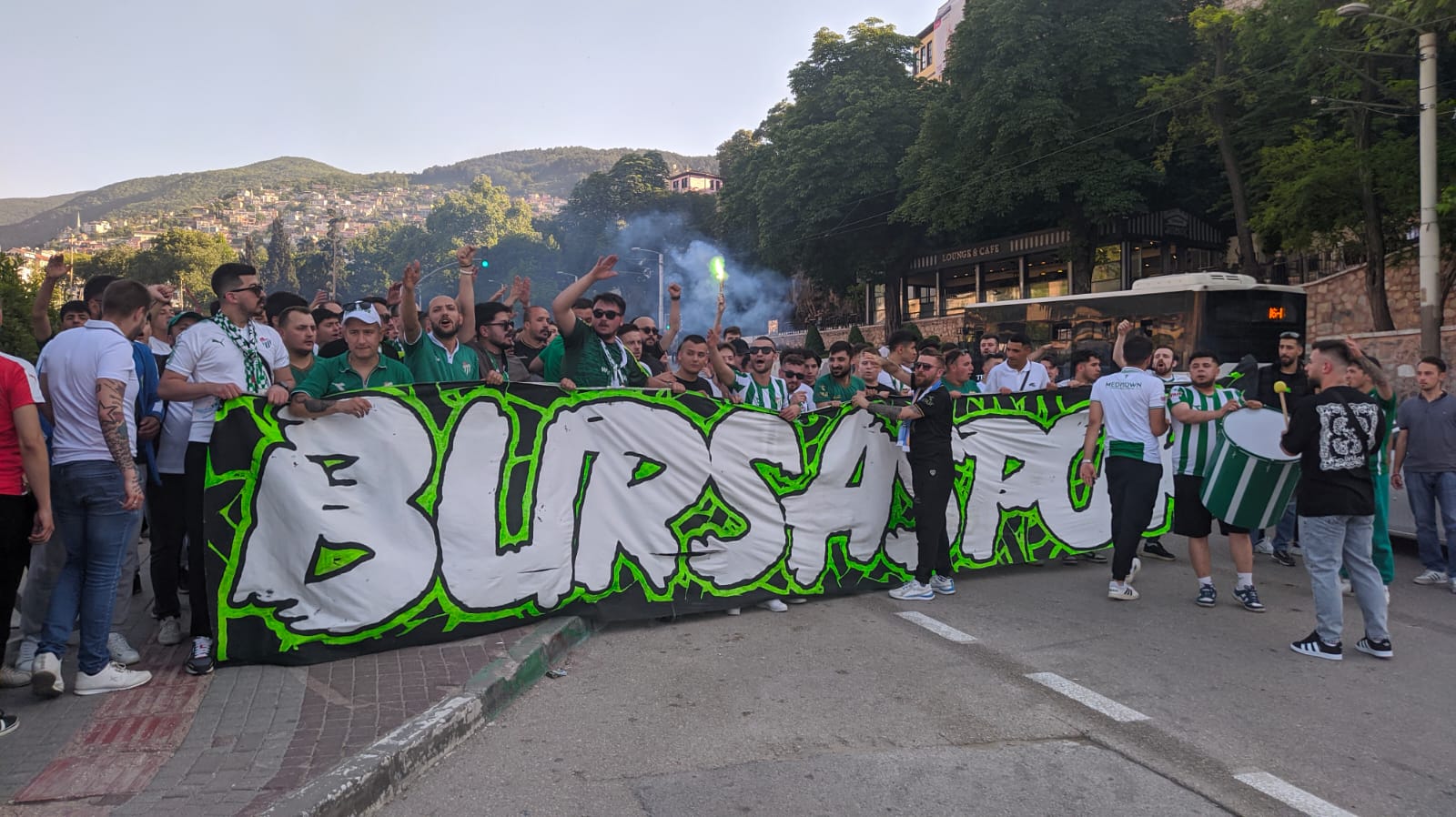 Binlerce Bursasporlu her şeyin başladığı yere akın ediyor Binlerce Bursasporlu her şeyin başladığı yere akın ediyor