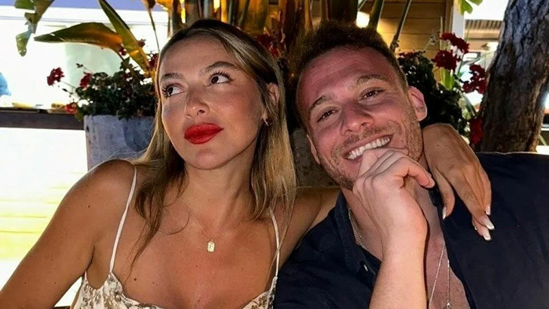 Bodrum'da katıldığı bir etkinlikte Kerem Bürsin ile poz veren ve