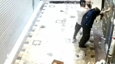 Sokak ortasında dehşet! Biri yola itildi, diğeri merdivenden atıldı