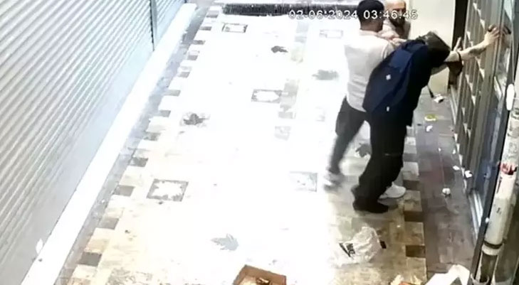 Sokak ortasında dehşet! Biri yola itildi, diğeri merdivenden atıldı Sokak ortasında dehşet! Biri yola itildi, diğeri merdivenden atıldı