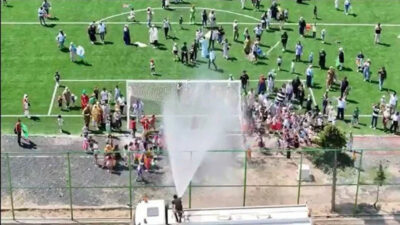Sıcaktan bunalan öğrenciler çareyi böyle serinlemekte buldu! İtfaiye ekipleri su sıktı