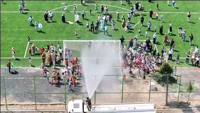 Sıcaktan bunalan öğrenciler çareyi böyle serinlemekte buldu! İtfaiye ekipleri su sıktı