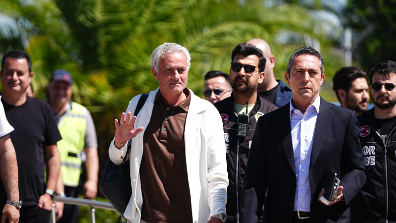 Mourinho, Fenerbahçe için İstanbul’da Portekizli dünyaca ünlü teknik direktör Jose Mourinho, Fenerbahçe'ye imza atmak